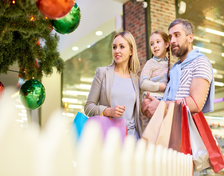 Família comprando presentes de fim de ano